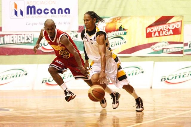 Carlos Sánchez y Elizaur Muñoz en una de las acciones del juego Don Bosco y San Sebastián